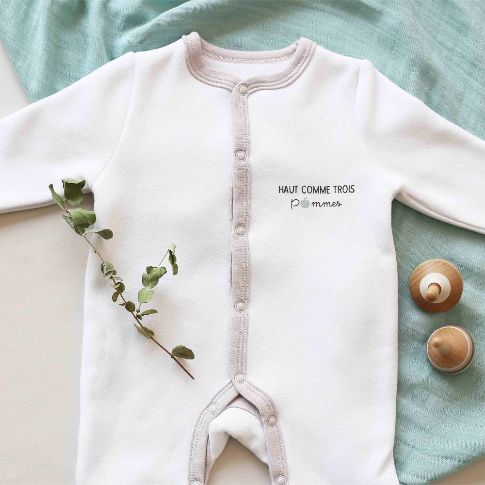 Pyjama haut comme trois pomme met decoratie op blauwe luier