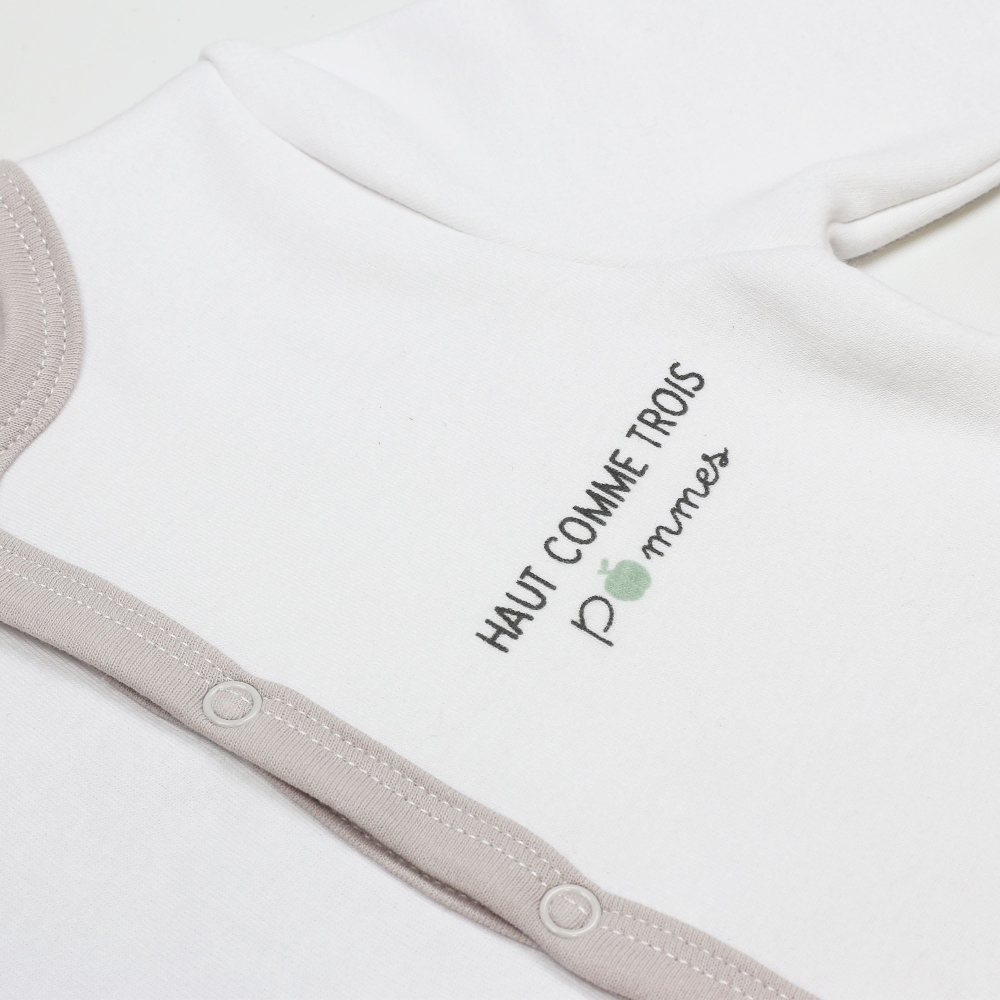 Print haut comme trois pommes in grijs en saliegroen op geboorte fleecepyjama