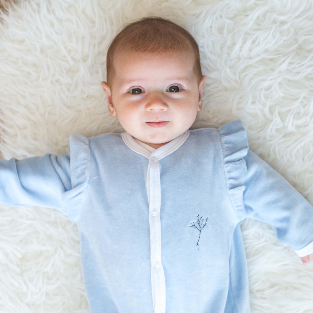 Fluwelen pyjama blauw met ruches gedragen op baby