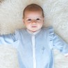 Pyjama en velours bleu à volants porté sur bébé