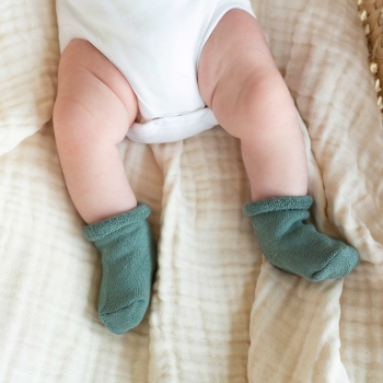 Bambino al calduccio con i suoi calzini verde oliva