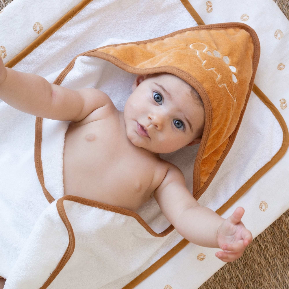 Bebè ben avvolto nel suo accappatoio cammello