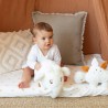 Bebè che gioca con il suo peluche musicale nel suo spazio giochi