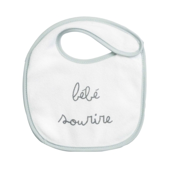 Baby lächelt auf diesem salbeigrünen Lätzchen