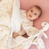 Bambino sotto la sua coperta morbidissima e il suo peluche dinosauro