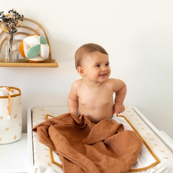 Baby op zijn aankleedkussen
