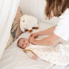 Mama zieht ihrem Baby den Neugeborenen-Schlafsack an