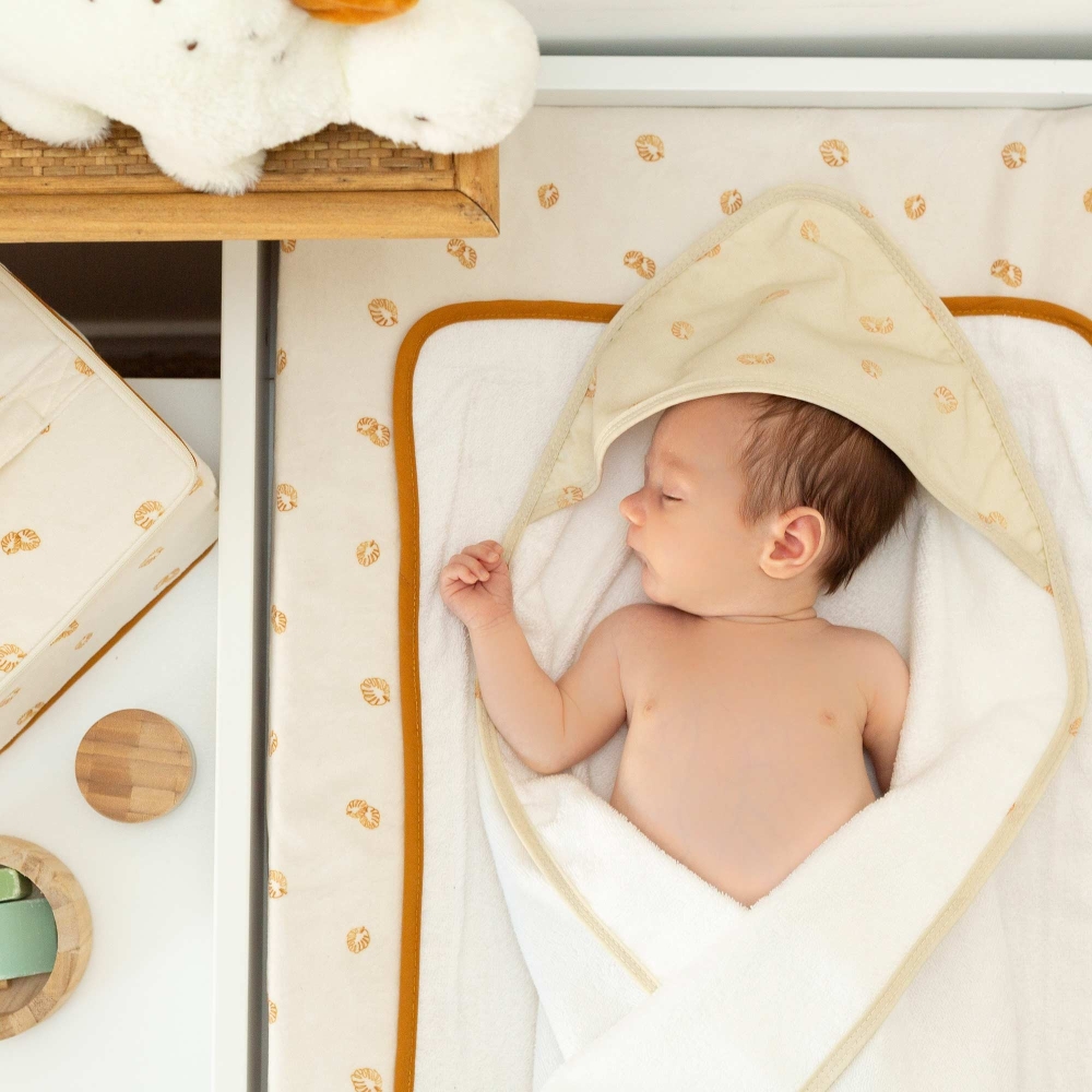 Bébé sur son matelas à langer