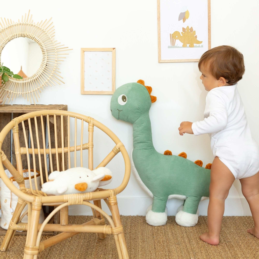 Baby naast zijn grote knuffel diplodocus