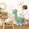 Bebé junto a su gran peluche diplodocus