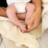 Papa enveloppant bébé avec son bras