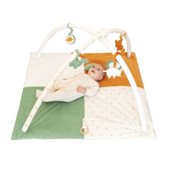 Baby auf seiner Spielmatte