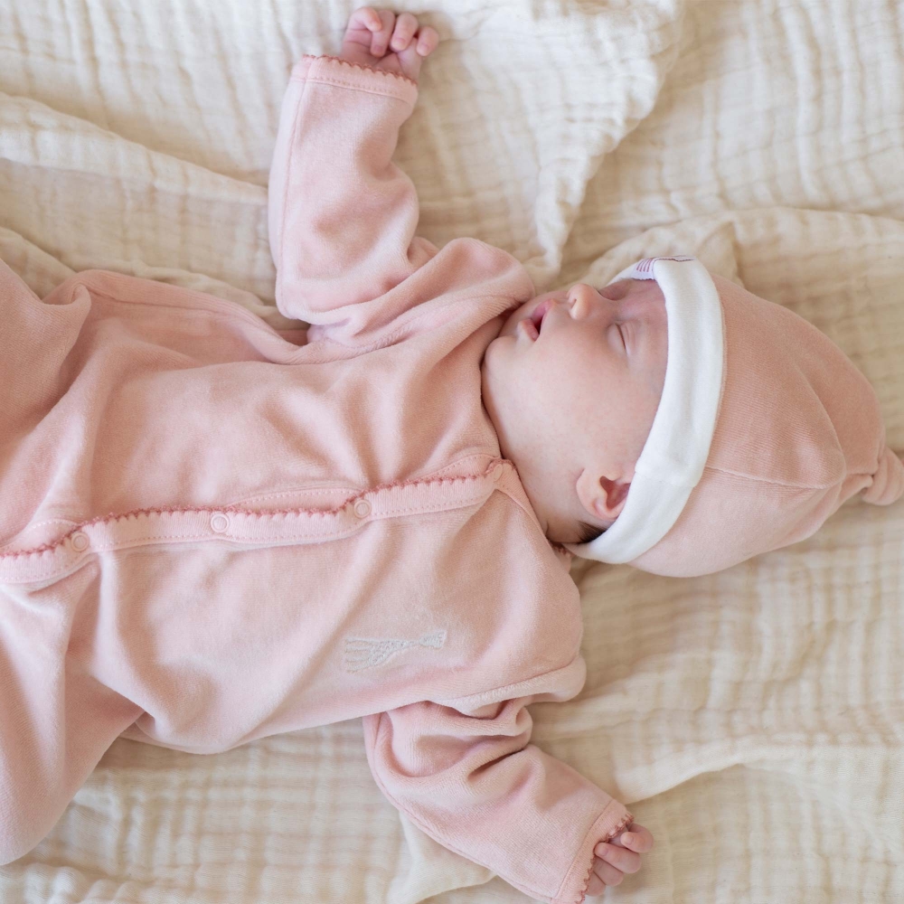 Bebé duerme con su pijama rosa y gorro rosa sophie la girafe