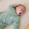 Baby in zijn pyjama sophie de giraf