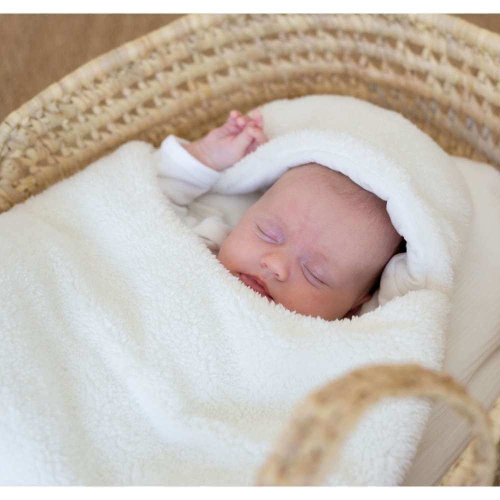 Bébé qui dort au chaud dans son nid d'ange en sherpa tout doux