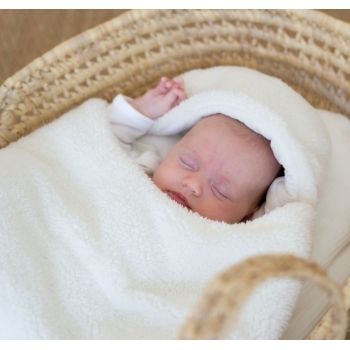 Baby die lekker warm slaapt in zijn zachte sherpa voetenzak