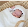 Baby schläft warm in seinem kuscheligen Sherpa-Schlafsack