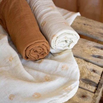 Babyluiers op een houten kist