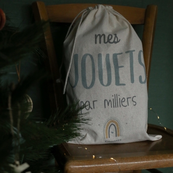 Saco de juguetes junto al árbol de navidad