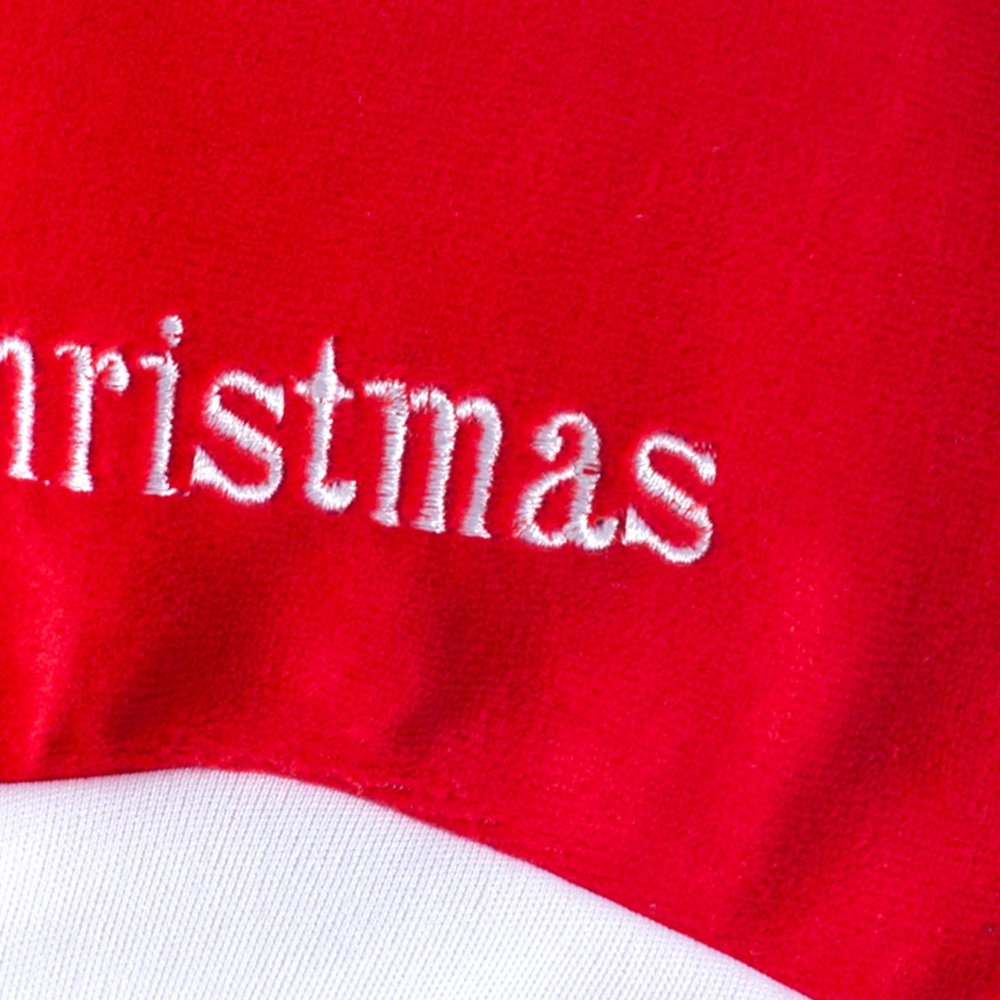 materiaal en rode kleur van de baby kerstmuts