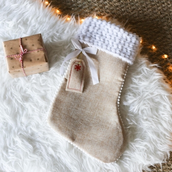 kerstlaars op tapijt met zijn kerstcadeau