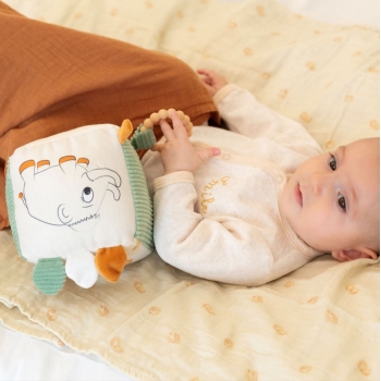 Bebé que juega con su cubo de estimulación