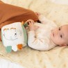 Bébé qui joue avec son cube d'éveil