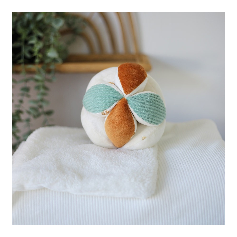 Palla sensoriale posata sulla coperta