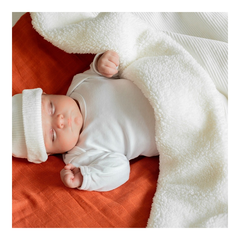 Baby, das schön warm unter seiner Sherpa-Decke schläft