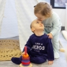 klein meisje met jongen en superhelden pyjama