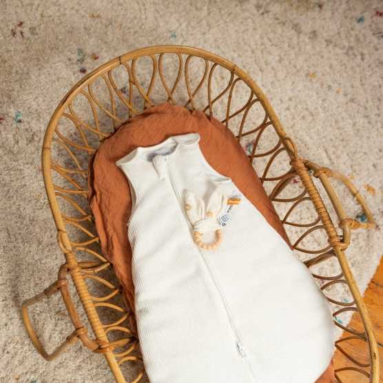 Neugeborenen-Schlafsack von vorne, er ist weiß aus Cord-Velours