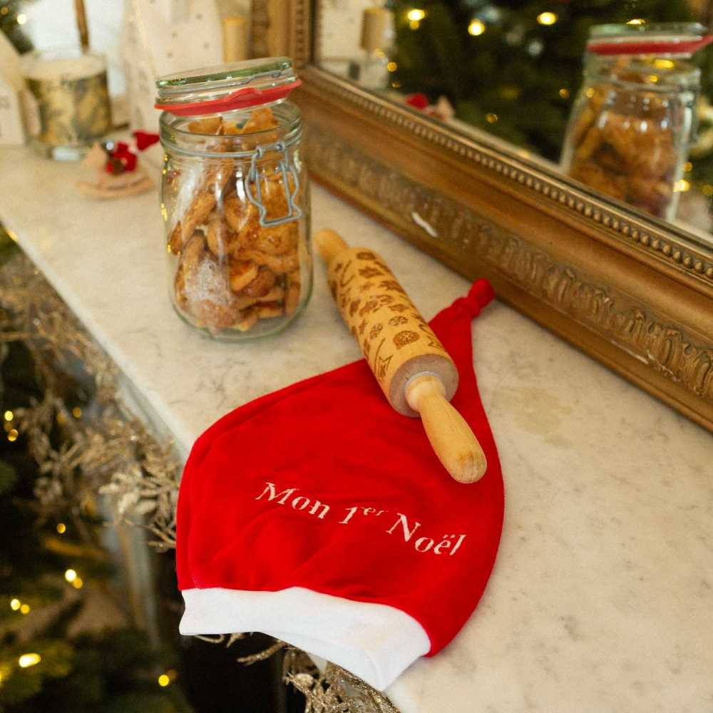 Bonnet de noel pour bébé sur la cheminée