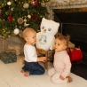 Große Eulen-Plüschfigur am Fuß des Weihnachtsbaums