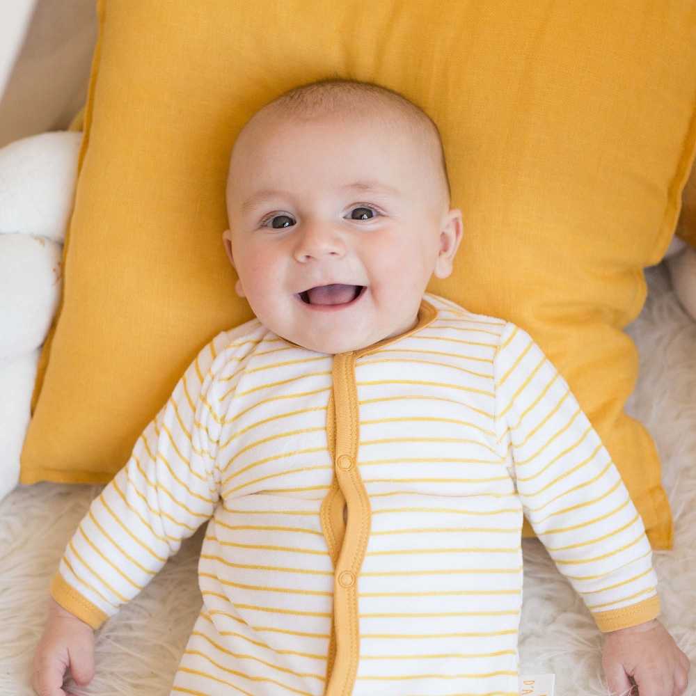 Bébé dans son pyjama rayé