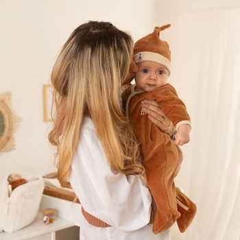 Baby in de armen van zijn mama in complete sophie de giraf camel outfit