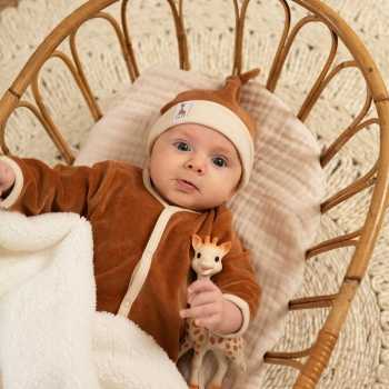 Bebè con il suo pigiama cammello e il cappellino abbinato