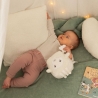 Petit bébé fille qui joue avec le cube d'activités Wooly le mouton dans un coin jeu