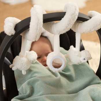 Bébé dans son cosy avec sa spirale d’activité