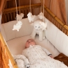 baby kijkt naar zijn ontwikkelingsspeelgoed