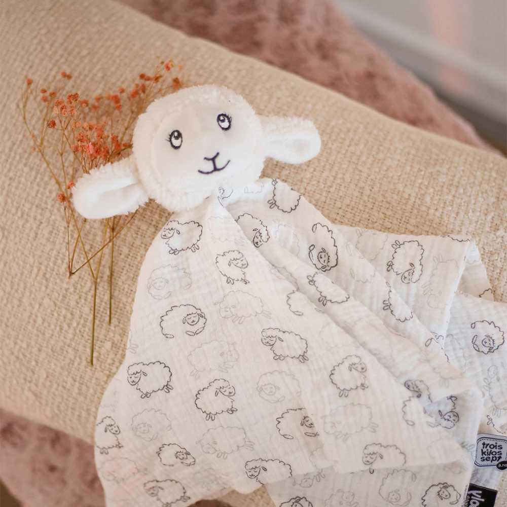 Mise en scène du doudou mouton avec un imprimé all over sur le tissu