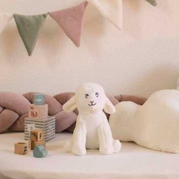 mise en scène d'une peluche mouton dans espace de jeu bébé