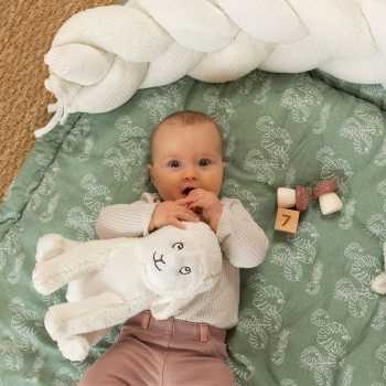 bébé avec sa peluche mouton sur son tapis d'éveil