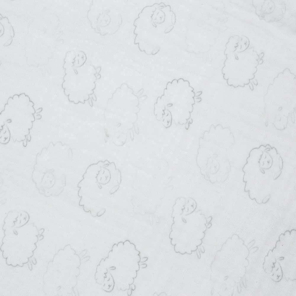 Zoom matière et motifs sur couverture blanche bébé