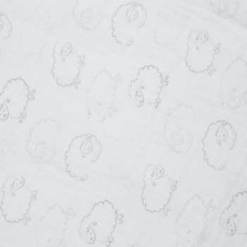 Materialzoom und Motive auf weißer Babydecke