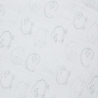 Zoom su materiale e motivi sulla copertina bianca per bebè
