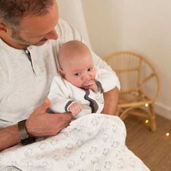 Bebé con su papá y su manta oveja