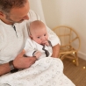 Bebé con su papá y su manta oveja