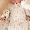 Bébé dans sa gigoteuse avec son doudou