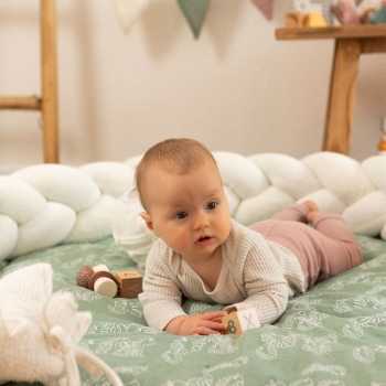 baby in zijn speelruimte met zijn bedomranding