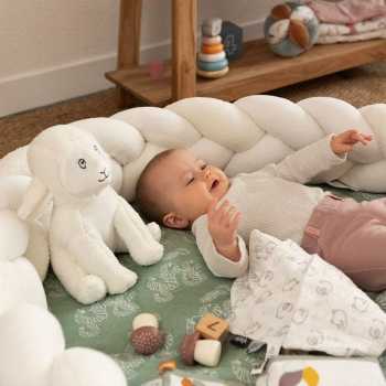 Baby mit der Wooly-Kollektion und dekorativem Geflecht